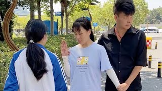 美女被人贩子劫持向学生作出求救手势，学生看出手势告诉老师求救