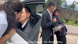 Galã rouba beijo de doutora.