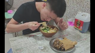 入味哥下馆子，羊肉板面7元一碗，又加羊排和卤干，风卷残云太爽了！