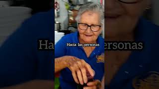 La Abuelita a su edad sigue vendiendo agua frescas. #shortsvideo  #shorts #aguasfrescas