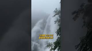 6月19日，江西九江，一网友来江西庐山旅游，拍下暴雨后的庐山瀑布，十分震撼。网友：李白写的居然是真的！ #shorts