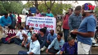 Odisha : Bhadrak scribes hold protest against attack on journalist | Sanket Tv