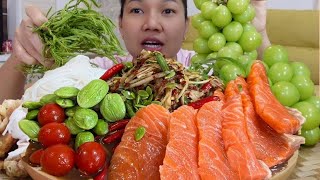 ส้มตำแซลมอนสะตอ ขนมจีนเหนียวๆใสาน้ำปลานัวๆ ยอดชะอม|wern woei