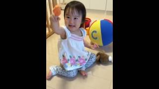 英語大好きキッズ！2才の子が英語の歌詞に合わせてパペットで遊んでいます！