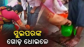 CMC Corporator Washes Feet Of Sanitation Workers In Cuttack || News Corridor || KalingaTV