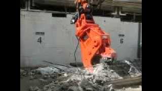 NPK U21JR Concrete Pulverizer - Crushing Concrete Beam \u0026 Removing Rebar