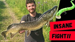 TOPWATER SNAKE lure catches GIANT pike (Overgrown canal)