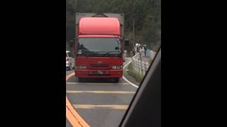 国道165号線事故トラック横転