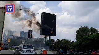 Papan tanda iklan terbakar di Lebuhraya Persekutuan