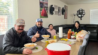 PAPÁ CHEE NOS PLATICA UN POCO DE LO QUE HACE EN SU TRAVAJO Y DISFRUTANDO DE UN RICO POSOLE