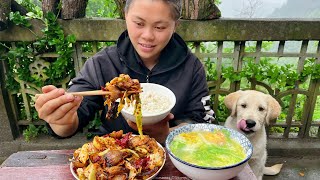 今天摘了幾個卷心菜，配上辣椒臘肉一起炒，爆辣下飯狗子都看饞了I have cured meat and cabbage today