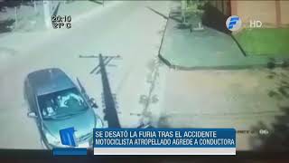 Motociclista furioso golpea a conductora tras accidente