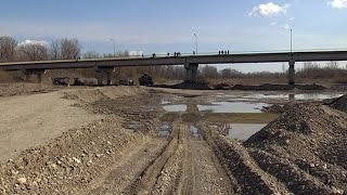 У Заболотові люди перекрили рух на мості, який руйнується через вивіз гравію