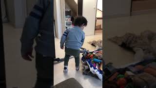 【はじめての】お掃除。２歳児が掃除機ではじめてのお掃除。First cleaning of a 2-year-old child　#Shorts