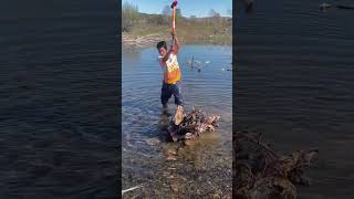 【搞笑漁民真實生活】东北大哥抓大鱼！#fishing #shorts