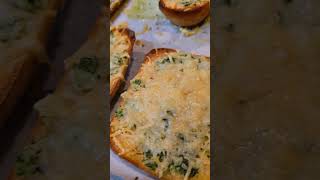 Garlic Bread Fresh Out of the Oven: Flavor and Benefits in Every Bite!