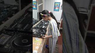 9 year old DJ Mixing on the pioneer cdj 2000 Nexus 2 || 2 ||
