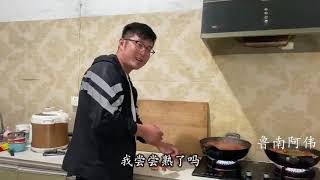 昨天钓的小龙虾，媳妇做了满满二大盆，我与媳妇喝一杯，真过瘾