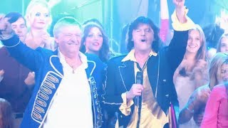 Boris chante Soirée Disco et met le feu aux Années Bonheur de Patrick Sebastien