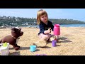 bianca va a la playa con el cachorro. los mejores juguetes y juegos en la playa. youtube para niños