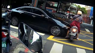 【車禍影片】遵守停車再開..但不是停在那裡啊...(2024.07.27 台北市大同區迪化街二段與民權西路口