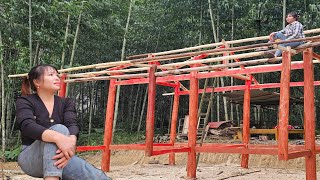 The girl installed the cross frame to prepare for the roof.