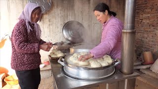 农村寒冷时节，地锅蒸笼大包子，干豆角豆腐馅味道香，越吃越想吃