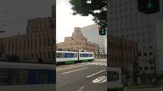 裁判所前を駆け抜ける路面電車(福井鉄道)