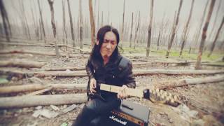 Zhang Ge, playing through a Marshall 1923 and using a Dean Vinman 2000 guitar