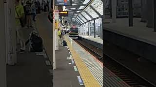 武蔵小杉駅 E231系🟧🟩到着