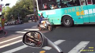 2015-09-17 馬路三寶差點撞車