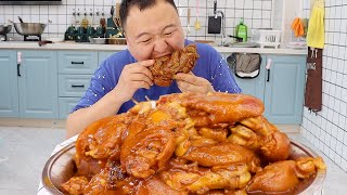 A Qiang secretly prepares spicy braised pork knuckles and fills them with collagen in one bite.