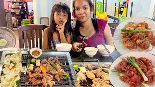 ទស្សនាវត្តជេីងភ្នំសំពៅ ព្រះវិហារ១ខ្នងមានអាយុជាង២០០ឆ្នាំ និងញាំសាច់អាំងពេលរាត្រី នៅបាត់ដំបង