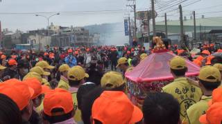 2012 0211 無數鞭炮恭迎白沙屯媽祖到來  苑裡達億汽車 興農農機行前