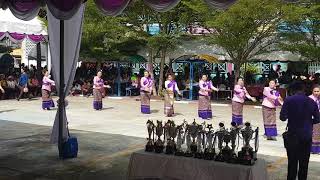 การแสดงของนักเรียนผู้สูงอายุ ในงานประเพณีลากพระแข่งเรือ อำเภอปากพะยูน ประจำปี ๒๕๖๒