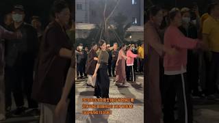 202305232040雍吉擁珍翁姆锅庄舞起来Yongji embraces Zhen Wengmu Guozhuang to dance