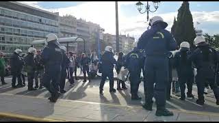 Top Channel/ Protestat në Greqi! Policët “pushtojnë” rrugët, qëndrojnë në gatishmëri