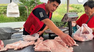 There are too many customers buying pork ribs recently. I met an uncle selling dried tofu.