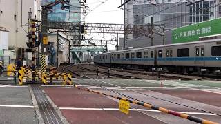 小田急新宿駅すぐの踏切