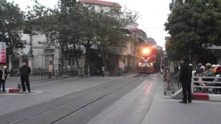 D12E-649 kéo tàu LP8 - 28.12.2013 (HD720)