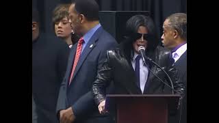 Michael Jackson using his normal voice at James Brownâs funeral in 2006