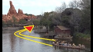 東京ディズニーランドのアメリカ河を手漕ぎするビーバーブラザーズのカヌー