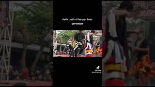 DETIK-DETIK DI LEMPAR BATU