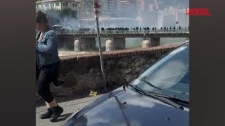 Genova, tensione prima del derby: violenti scontri tra tifosi in zona Marassi