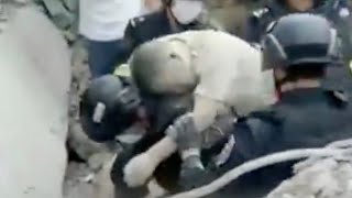 SWAT team pulls man from rubble after Sichuan earthquake