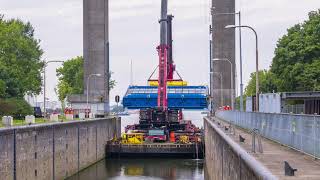 Zo hang je een sluisdeur terug op z'n plaats | Timelapse | Sluis Weurt