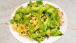 Bí quyết khổ qua xào trứng xanh mượt, không đắng