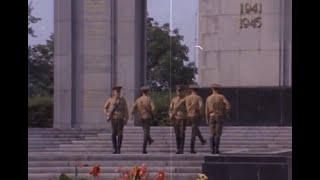 Караул (снятие караула) по охране Мемориала Советским войнам в Тиргартен парке г.  Берлин.