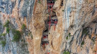 Longmen Cave is the most thrilling suspended Taoist temple in Shaanxi, China.龍門洞，中國陝西最驚險的懸空道觀。