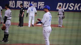 2024.04.03 四球を選んだ細川成也をニコニコ笑顔で迎える堂上直倫コーチ